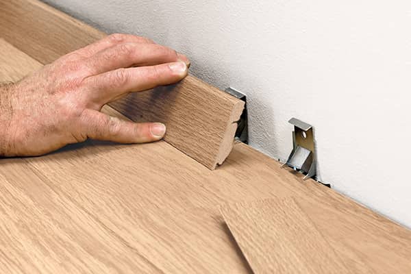 Фото установка плинтусов